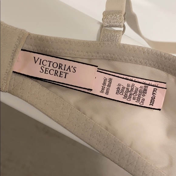 LIKE NEW!  VS Bra - Picture 4 of 6